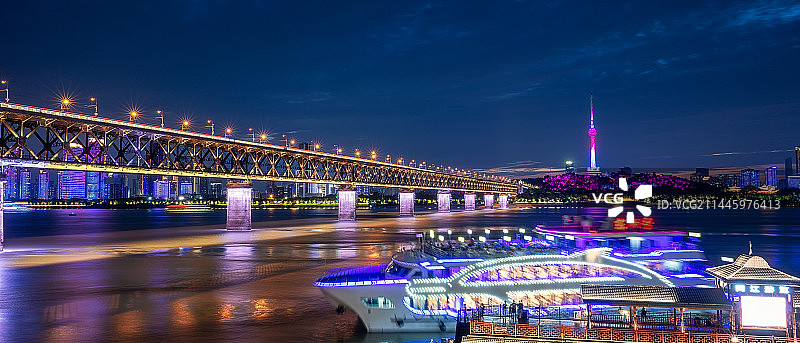 武汉长江大桥灯光秀图片素材