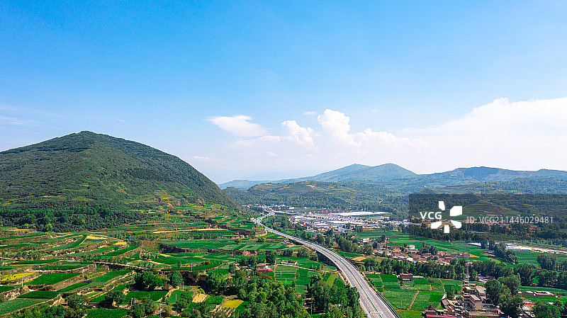 航拍陇南的村庄风光图片素材