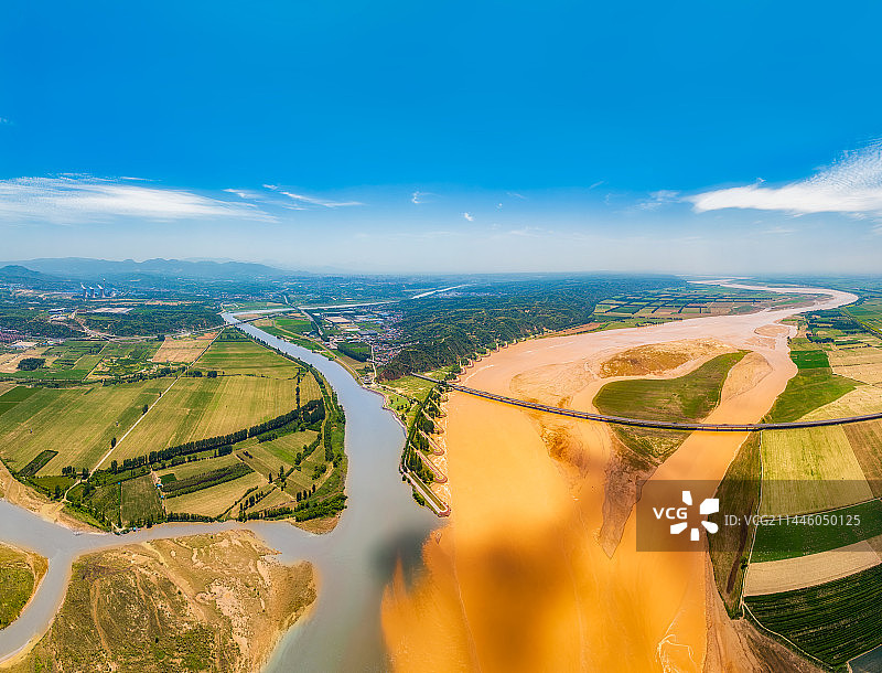 河南省郑州市巩义（河洛汇流景区）伊洛河与黄河交汇场景夏季航拍图片素材