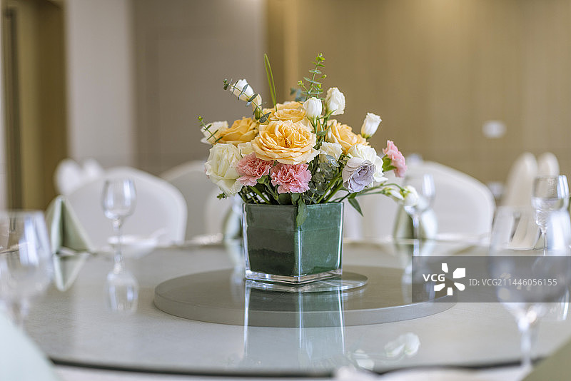 桌上花瓶里的花朵特写镜头图片素材