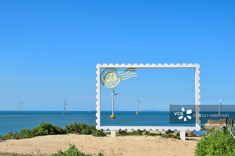 福建平潭北部湾生态廊道玻璃栈道，风力发电风车海景图片素材