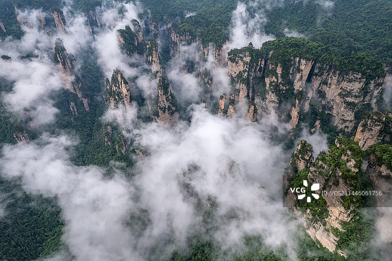 航拍张家界武陵源国家森林公园雨后仙境雾气图片素材