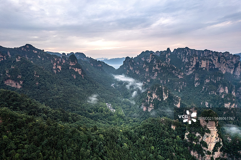航拍张家界武陵源国家森林公园雨后仙境雾气图片素材