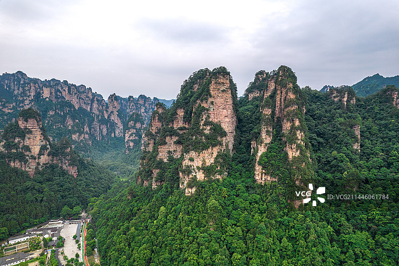 航拍张家界武陵源国家森林公园雨后仙境雾气图片素材
