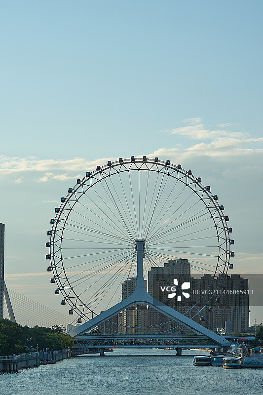 伫立在天津海河之上的天津之眼摩天轮与海河沿岸城市风光图片素材