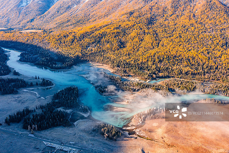 新疆北疆阿勒泰喀纳斯风景区秋天神仙湾图片素材