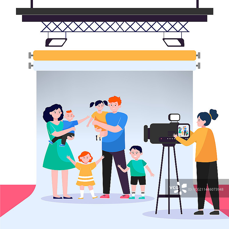 摄像师在工作室拍摄家庭场景图片素材