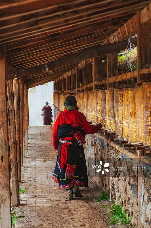 甘肃省甘南藏族自治州碌曲县（郎木寺）转经的朝拜者图片素材