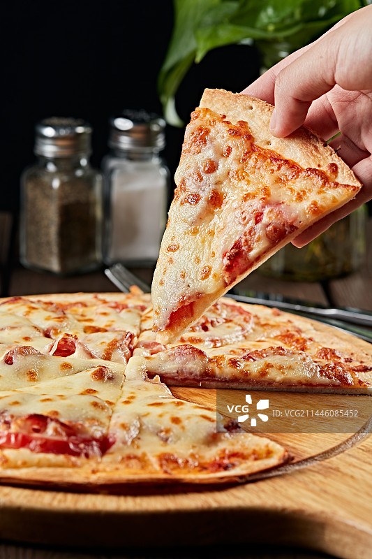 意大利芝士蔬菜培根披萨图片素材