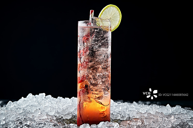 调制含酒精类饮品青柠雪碧人头马图片素材