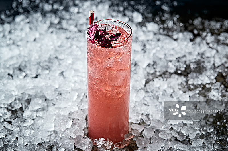 调制含酒精类饮品玫瑰干姜水石榴冰图片素材