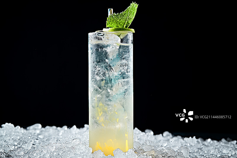 调制含酒精类饮品薄荷青柠雪碧柳橙汁伏特加图片素材