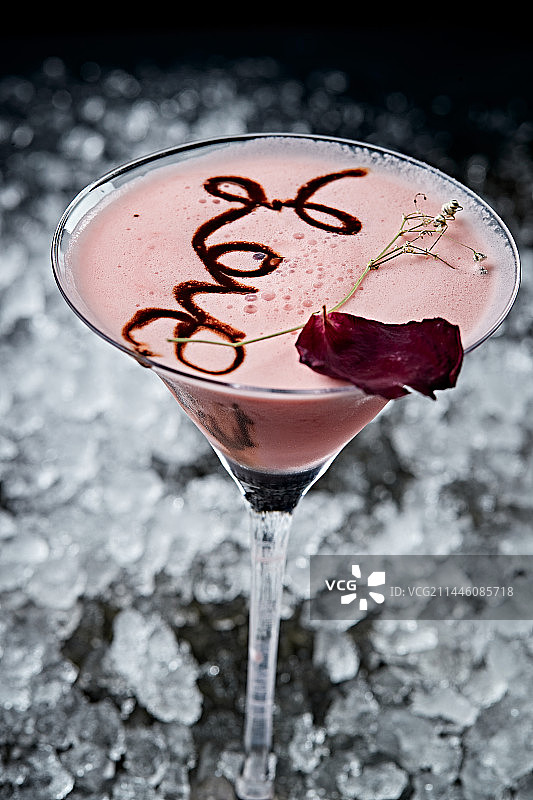 调制含酒精类饮品玫瑰草莓奶昔马天尼图片素材