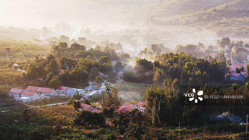 晨雾下的山村图片素材