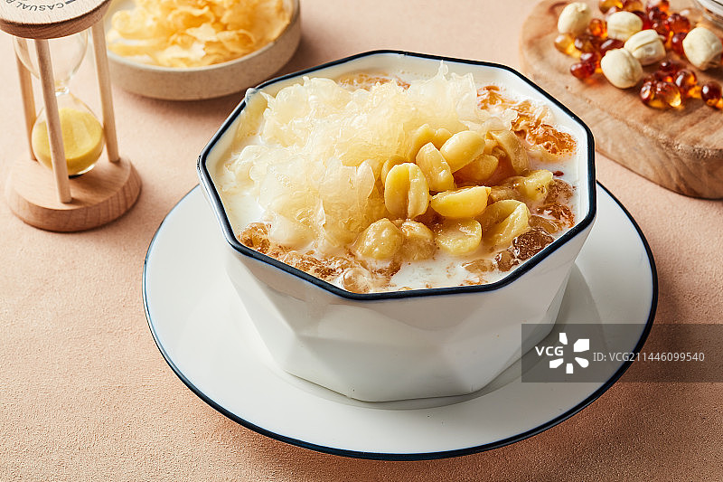 桃胶莲子银耳椰奶图片素材