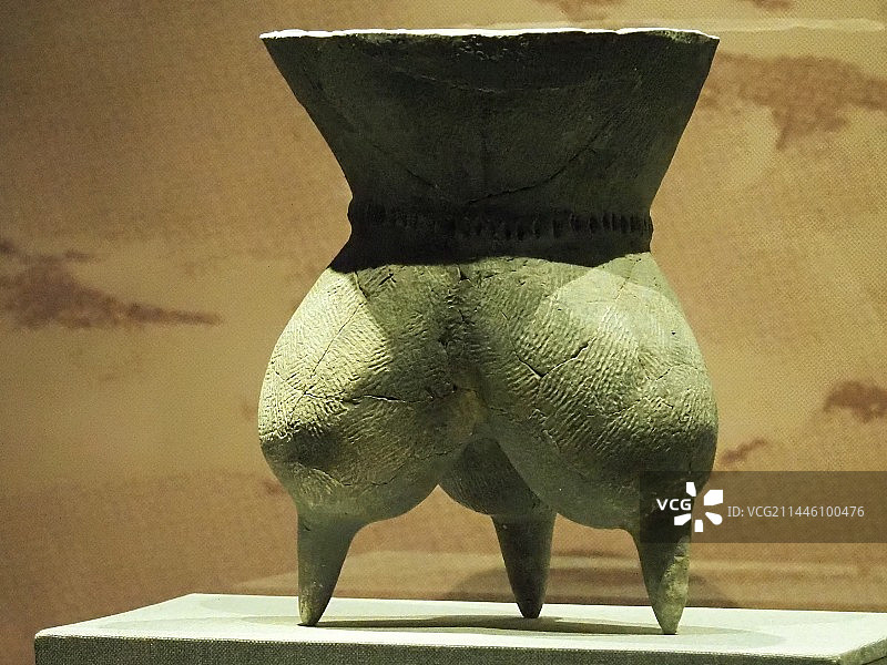 古代陶瓷陈列夏代绳纹陶鬲图片素材