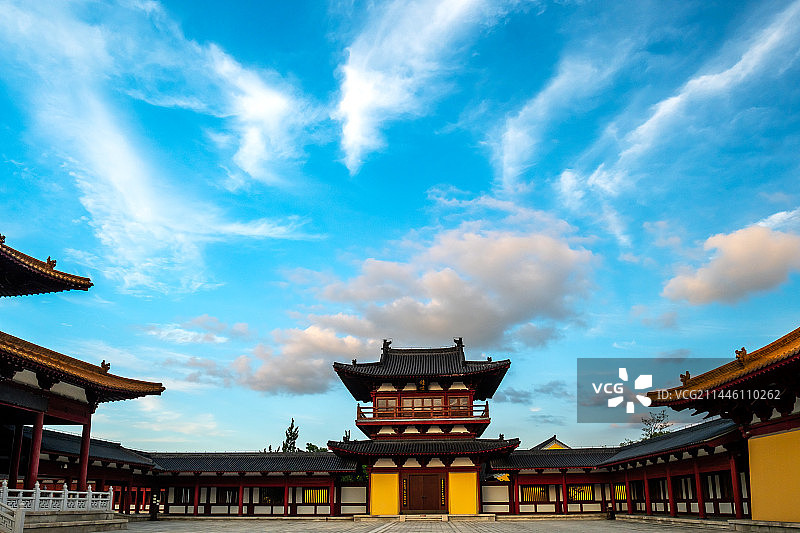 祥云笼罩的泰州凤栖湖古寿胜寺钟楼景色图片素材