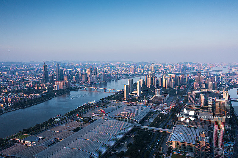 广州蓝天琶洲万胜围金融城航拍河流城市图片素材