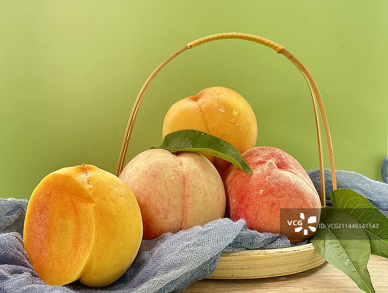 放在桌子上的水果图片素材