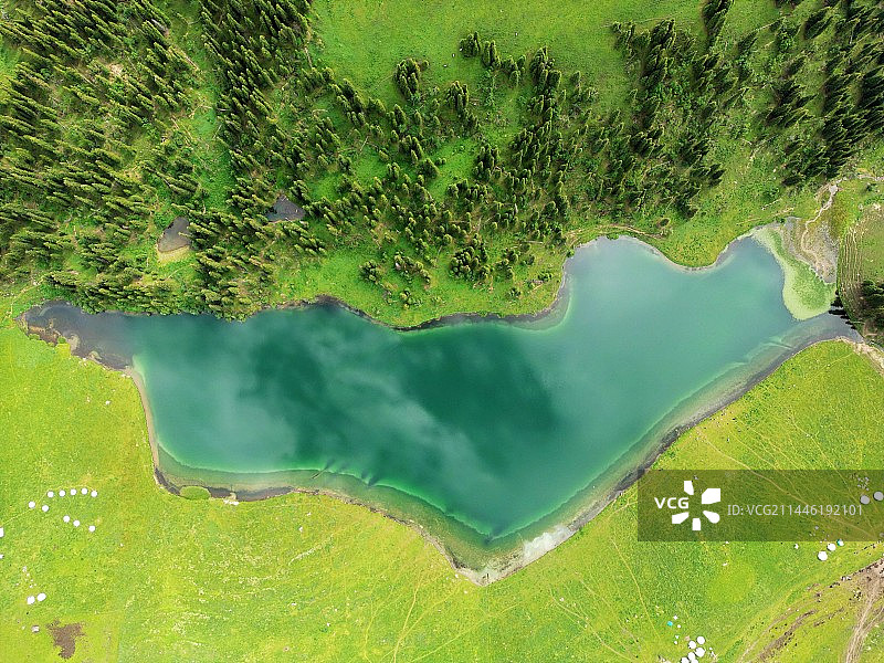 航拍唐布拉仙女湖图片素材