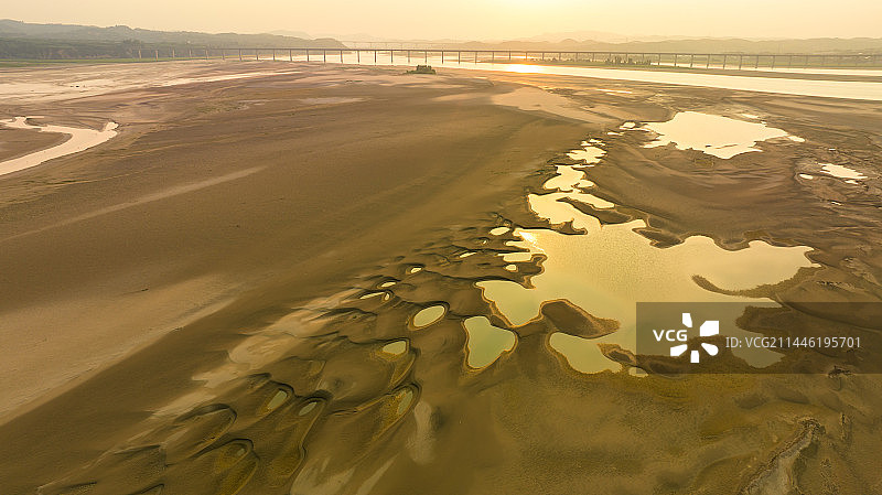 干旱黄河河道沙滩上的落日图片素材