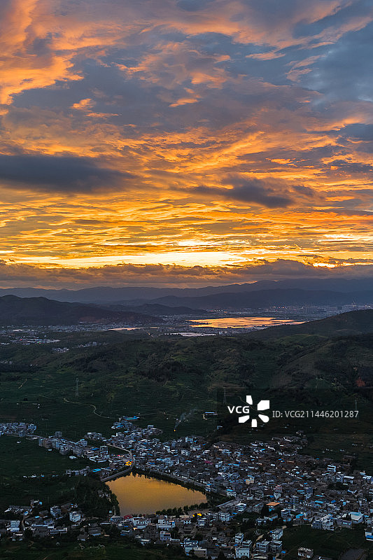 云南大理祥云县夏日晚霞图片素材