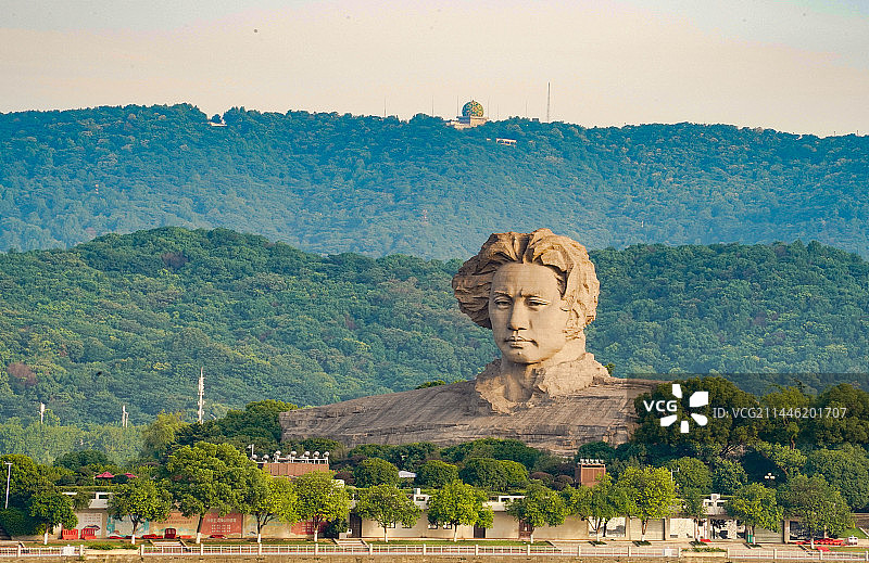 长沙橘子洲对面视角青年毛泽东雕塑图片素材