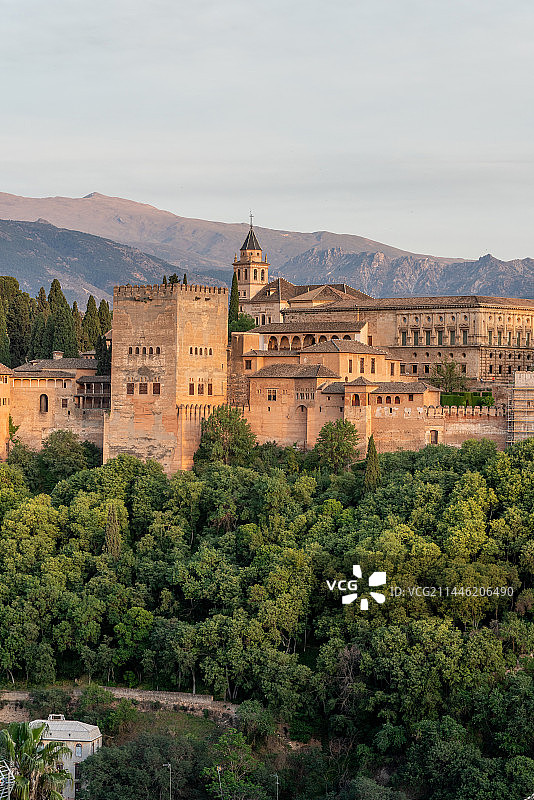 黄昏下的西班牙阿尔罕布拉宫图片素材