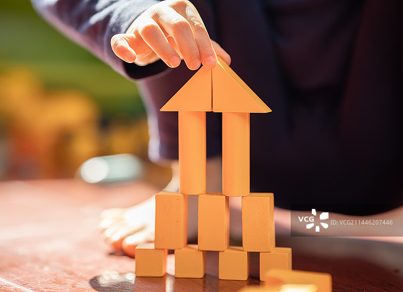 亚洲小男孩幼儿在家里聚精会神的搭积木图片素材