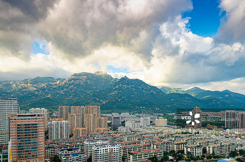 中国城市市风光拍摄主题，山东省泰安市泰山区，蓝色的天空乌云和城市居住区，户外白昼无人图像摄影图片素材