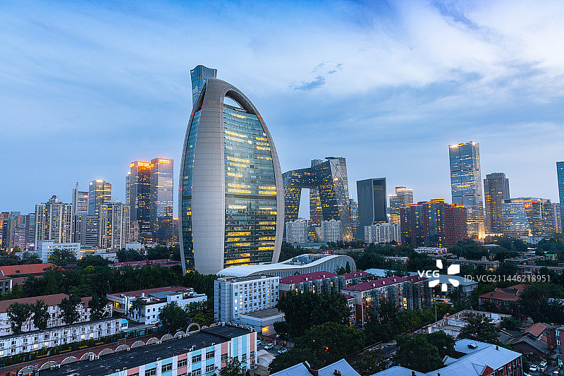 夕阳下的北京人民日报社图片素材