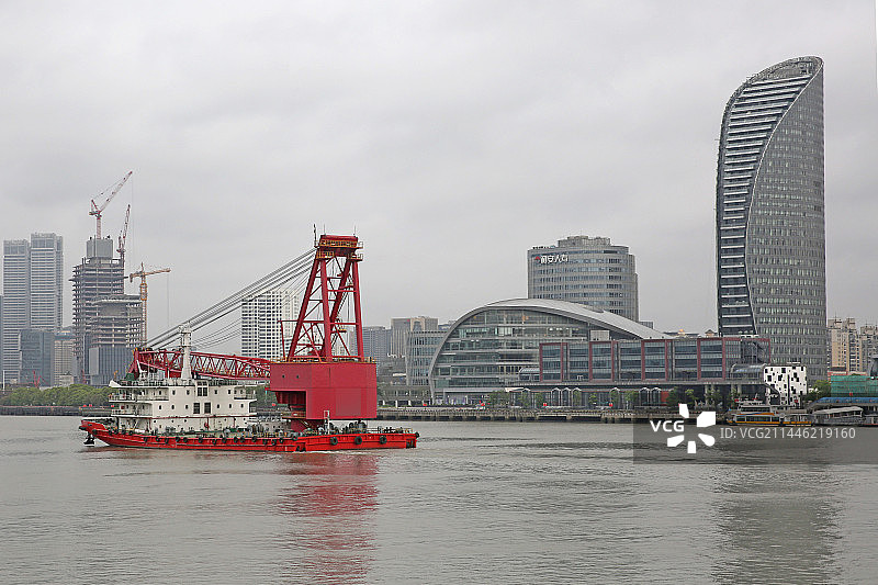 航行在黄浦江上的红色船舶图片素材
