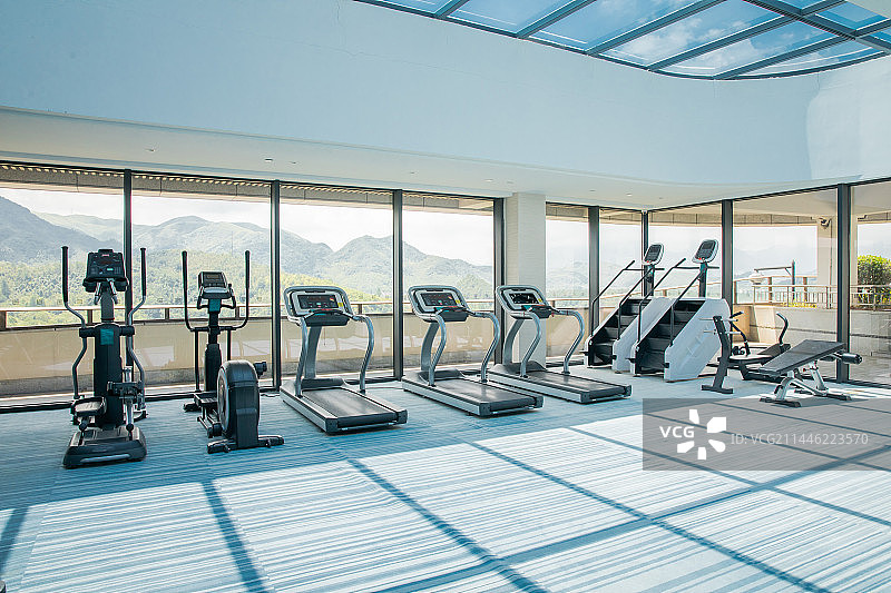 明亮宽敞的酒店健身房，健身房，健身器材图片素材