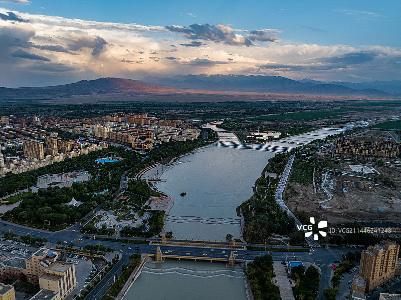 航拍美丽的新疆小城精河县图片素材