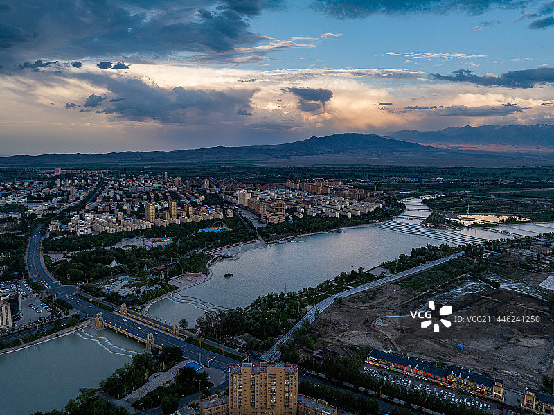 航拍美丽的新疆小城精河县图片素材