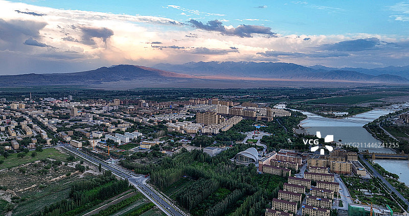 航拍美丽的新疆小城精河县图片素材
