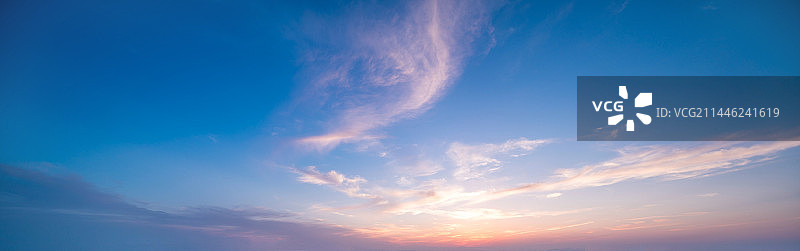 傍晚的火烧云天空图片素材