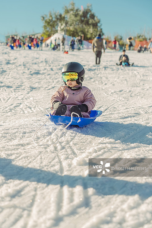 高山滑雪场上滑雪的阳光男孩图片素材
