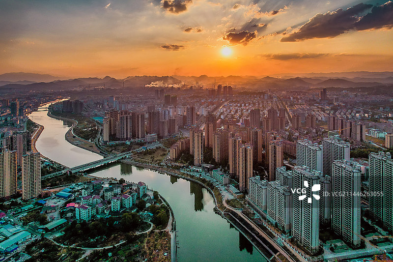 夕阳下的城市风光图片素材