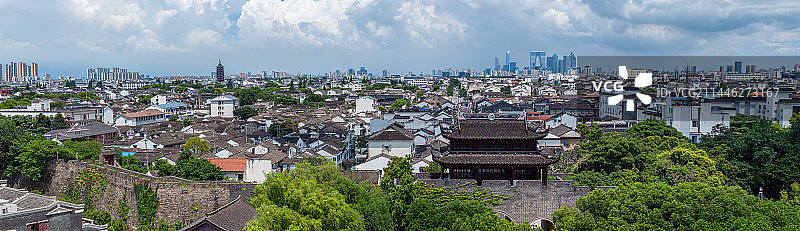 苏州水晶天里的阊门，山塘街与护城河图片素材