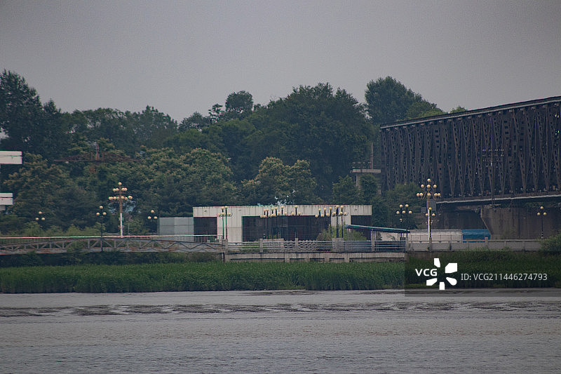 鸭绿江边朝鲜新义州城市风光图片素材