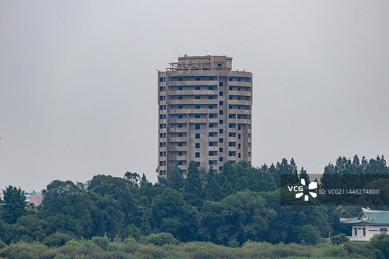 鸭绿江边朝鲜新义州城市风光图片素材