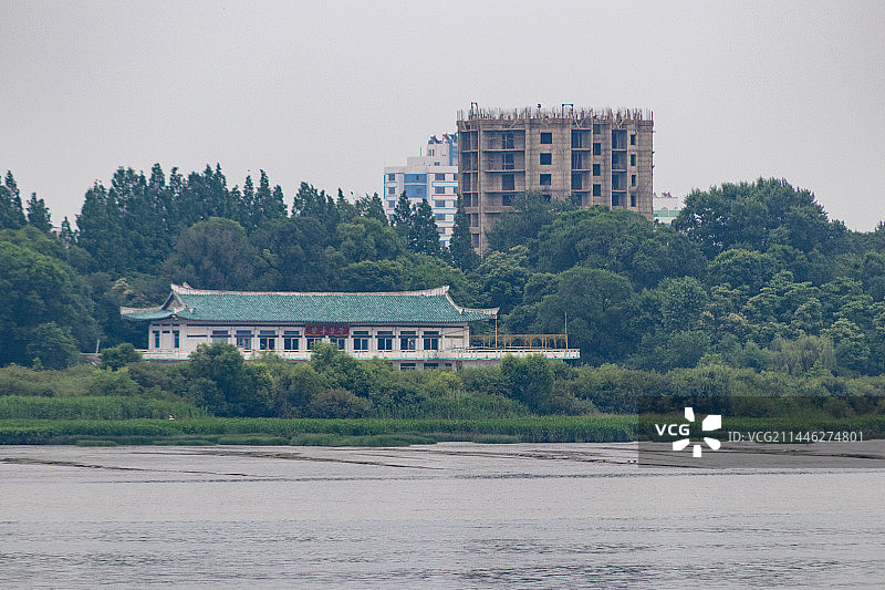 鸭绿江边朝鲜新义州城市风光图片素材