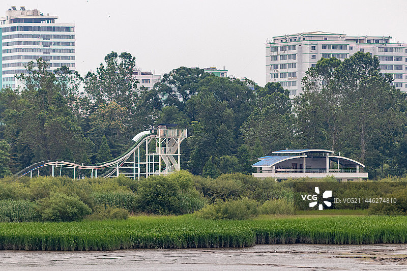 鸭绿江边朝鲜新义州城市风光图片素材