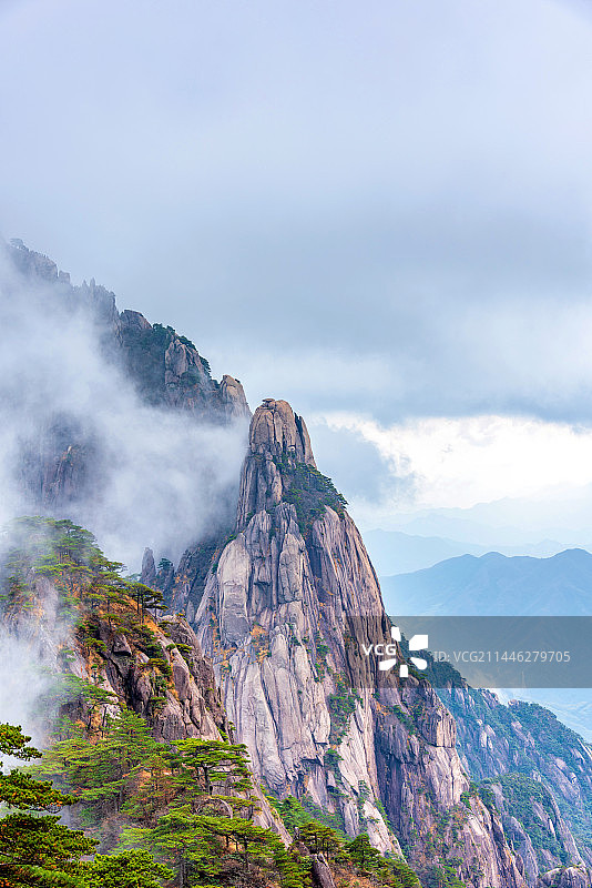 中国安徽黄山松鼠跳天都图片素材