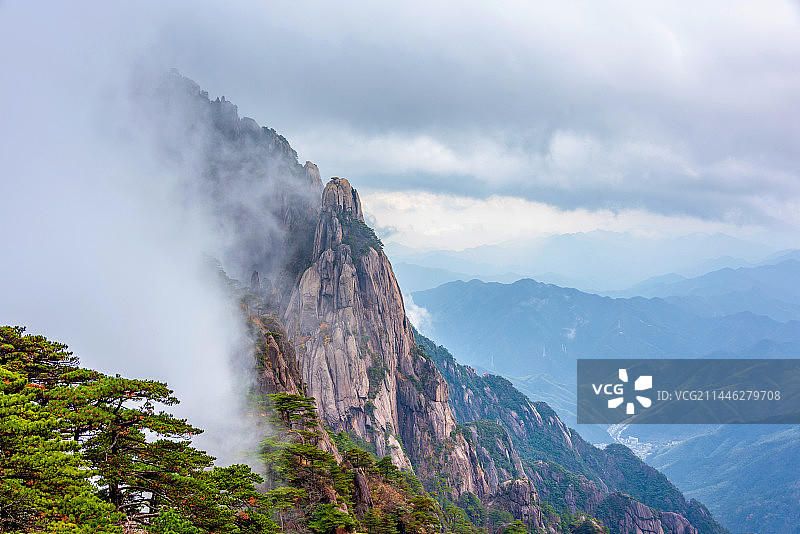 中国安徽黄山松鼠跳天都图片素材