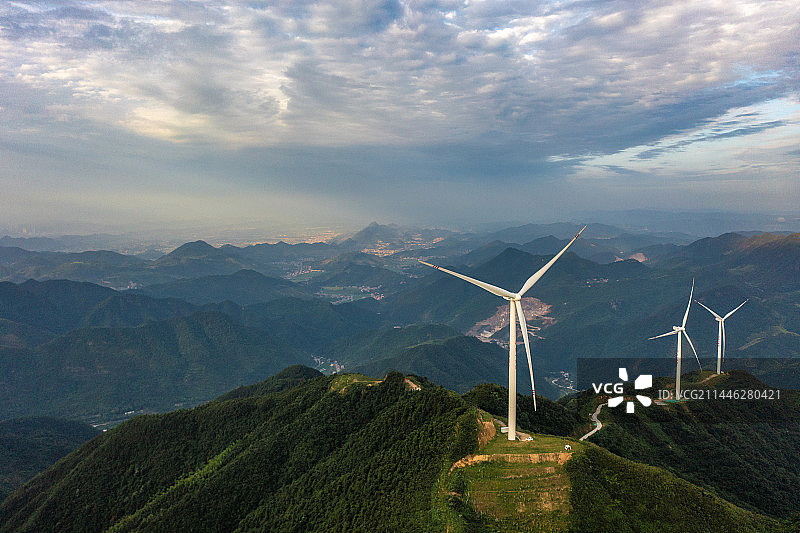 航拍湖南长沙宁乡古山峰风电场风景图片素材