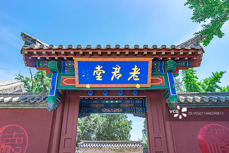 中国山东省泰安市泰山区泰山旅游景区著名景点，老君堂寺庙里的古典式随墙门拍摄主题，户外白昼无人图像摄影图片素材