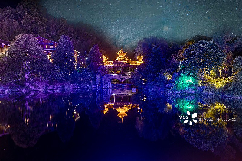 肇兴侗寨夜晚湖景图片素材