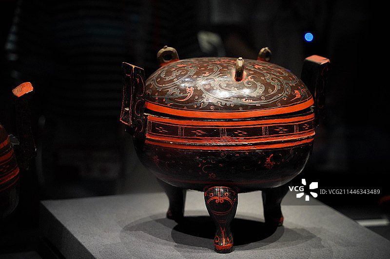 湖南省博物馆藏马王堆汉墓出土云纹漆鼎图片素材